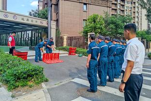 哈兰德本场数据：4射门2射正，2次错失进球，评分6.1全队最低